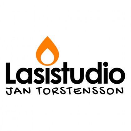 Teksti: Lasistudio Jan Torstensson. Tekstin yllä piirretty liekki.